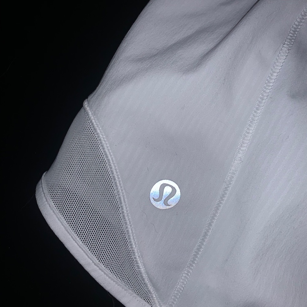 ❗️SOLD❗️Lululemon White Hotty Hot 2.5” Short - Picture 3 of 4